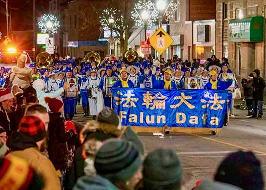 Image for article Kanada: Tian Guo Bando Takımı Noel Baba Geçit Törenine Katıldı