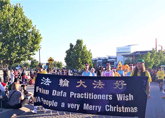 Image for article Batı Avustralya: Falun Gong Uygulayıcıları Noel Geçit Törenindeki İlham Veren Performanslarıyla Övüldüler