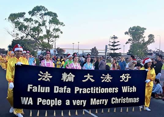 Image for article Banbury, Batı Avustralya: Seyirciler Noel Geçit Töreninde Falun Dafa'yı Övdü