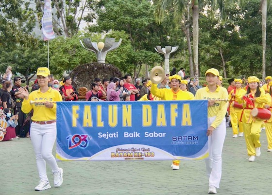 Image for article Endonezya: Falun Dafa Uygulayıcıları Batam'ın 193. Yıl Dönümü Geçit Töreni'ne Davet Edildi