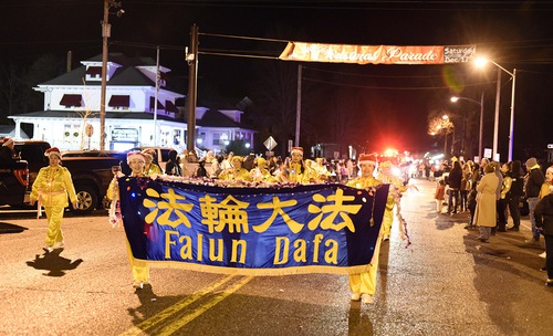 Image for article New Jersey: Yerel Halk, Egg Harbor'daki Noel Günü Geçit Töreninde Falun Dafa'yı Memnuniyetle Karşıladı