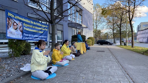 Image for article Almanya, Münih: Falun Dafa Uygulayıcıları Çin Konsolosluğu Önünde Barışçıl Bir Protesto Yaptı