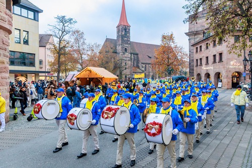 Image for article Nürnberg, Almanya: İnsan Hakları Günü Geçit Töreninde İnsanlar Falun Dafa'yı Destekledi