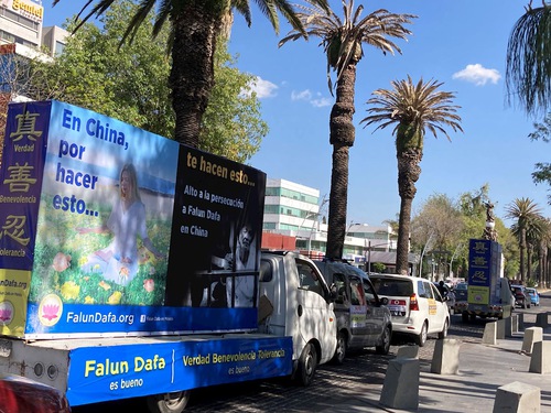 Image for article Meksika: Puebla'daki Araba Konvoyuyla Falun Dafa Tanıtıldı ve ÇKP'nin Suçları Ortaya Çıkarıldı