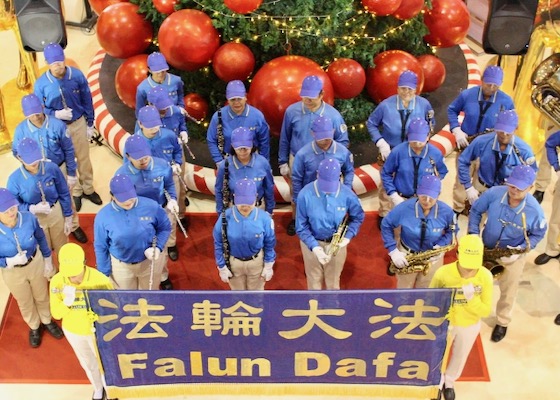 Image for article Bali, Endonezya: Uygulayıcılar Alışveriş Merkezinde Falun Dafa'yı Tanıttı
