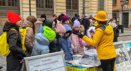 Image for article İsveç: Uygulayıcılar Çin Yeni Yılı Arifesinde Devam Eden Zulmü Anlatmak İçin Etkinlik Düzenlediler