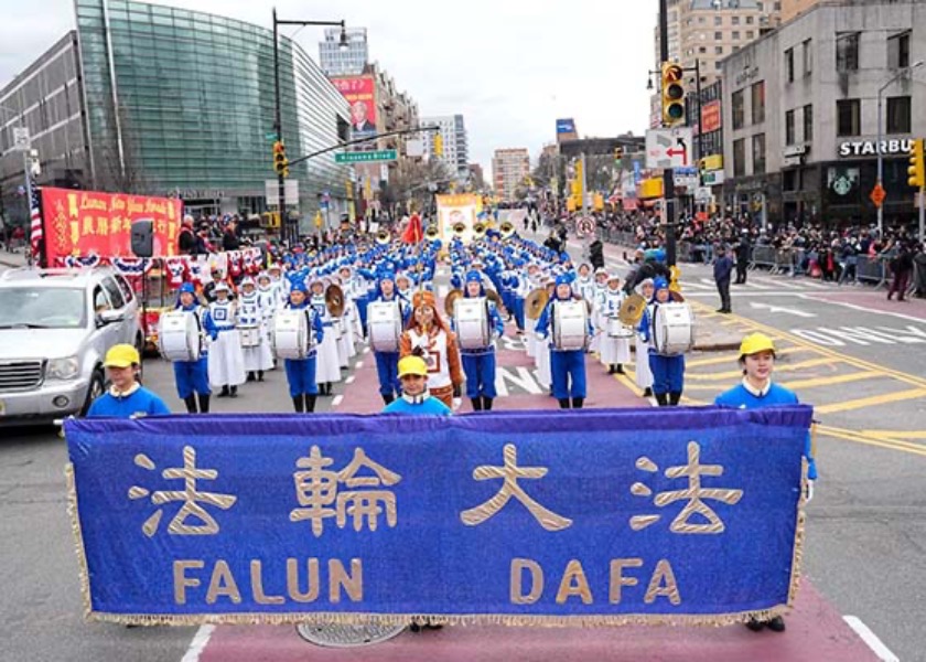 Image for article Çin'den Yeni Bir Göçmen, New York Flushing'deki Ay Yeni Yılı Geçit Töreni Sırasında Uygulayıcıları Övdü: 