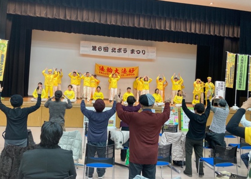 Image for article Osaka, Japonya: İnsanlar Yerel Bir Etkinlikte Falun Gong Egzersizlerini Öğreniyor