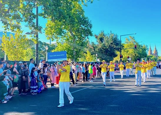 Image for article Adelaide, Güney Avustralya: Uygulayıcılar Avustralya Günü Geçit Töreninde Falun Dafa'nın Güzelliğini Sergilediler