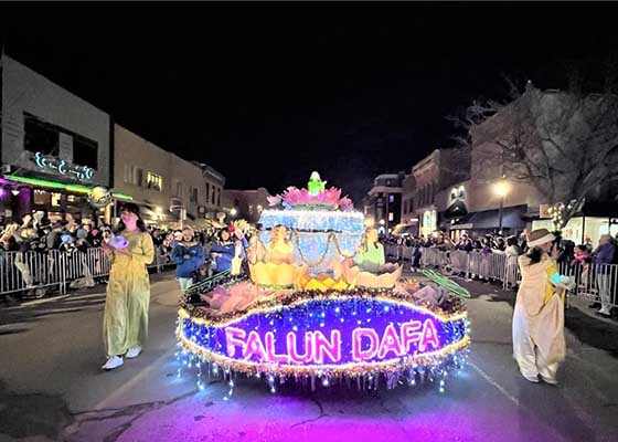 Image for article Falun Dafa Uygulayıcıları Güneybatı Colorado Işık Geçit Törenine Katıldılar