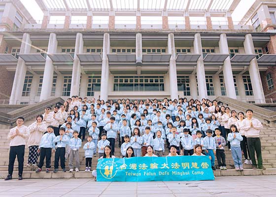 Image for article Tayvan: Ebeveynler ve Çocuklar Minghui Kış Kampı Sırasında Doğruluk-Merhamet-Hoşgörü İlkelerinden Etkilendi