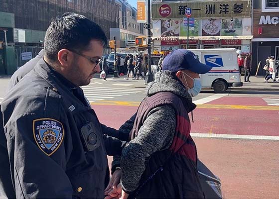 Image for article New York: Bir Adam Falun Gong Standına Saldırmaktan Tutuklandı ve Suçlandı