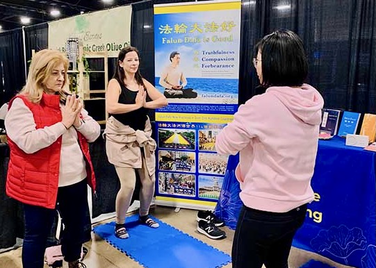 Image for article Toronto: Golf ve Seyahat Fuarı Katılımcıları Falun Dafa Hakkında Bilgi Ediniyor