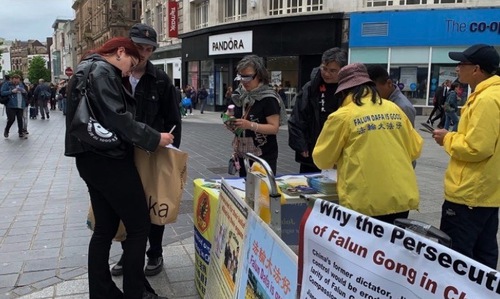 Image for article Liverpool, Büyük Britanya: Çin Yeni Yılı Kutlamalarında Falun Dafa Hakkındaki Farkındalık Arttırıldı