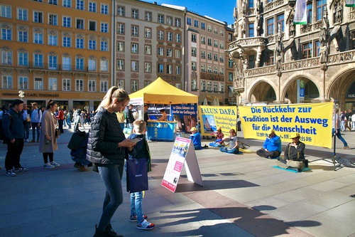 Image for article Münih, Almanya: Uygulayıcılar Falun Dafa'yı Tanıtmak ve Çin Komünist Rejiminin On Yıllardır Süregelen Zulümünü Ortaya Çıkarmak İçin Faaliyetler Düzenledi