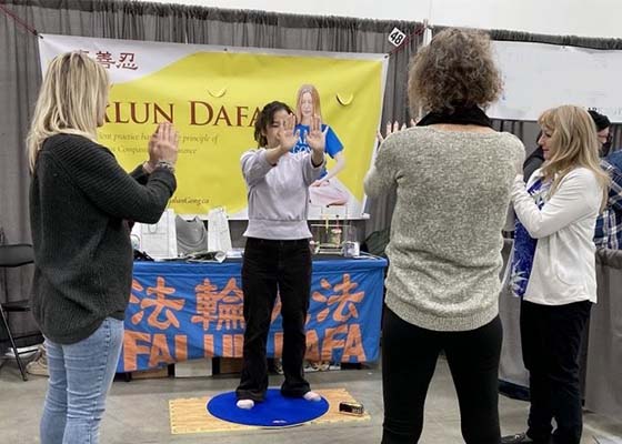 Image for article Winnipeg, Kanada: Sağlık ve Zindelik Fuarı'nda Falun Dafa Tanıtımı
