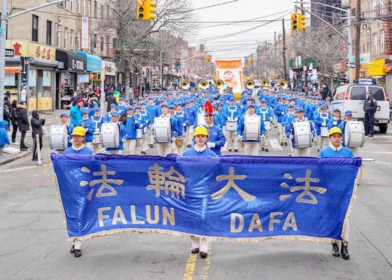 Image for article New York: Çinli Seyirciler Büyük Geçit Töreni Sırasında Falun Dafa'yı Övdü