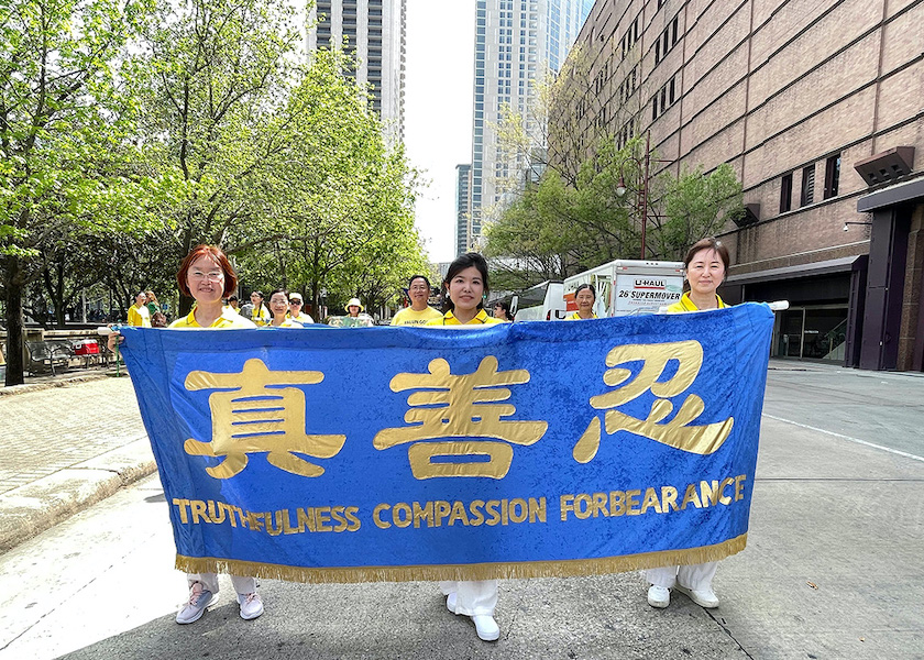 Image for article Falun Dafa Şamandırası, Houston'daki Aziz Patrick Günü Geçit Töreninde Övüldü