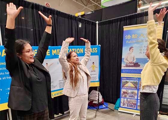 Image for article Kanada: Toronto Ulusal Ev Fuarı'nda İnsanlar Falun Dafa'yı Öğreniyor