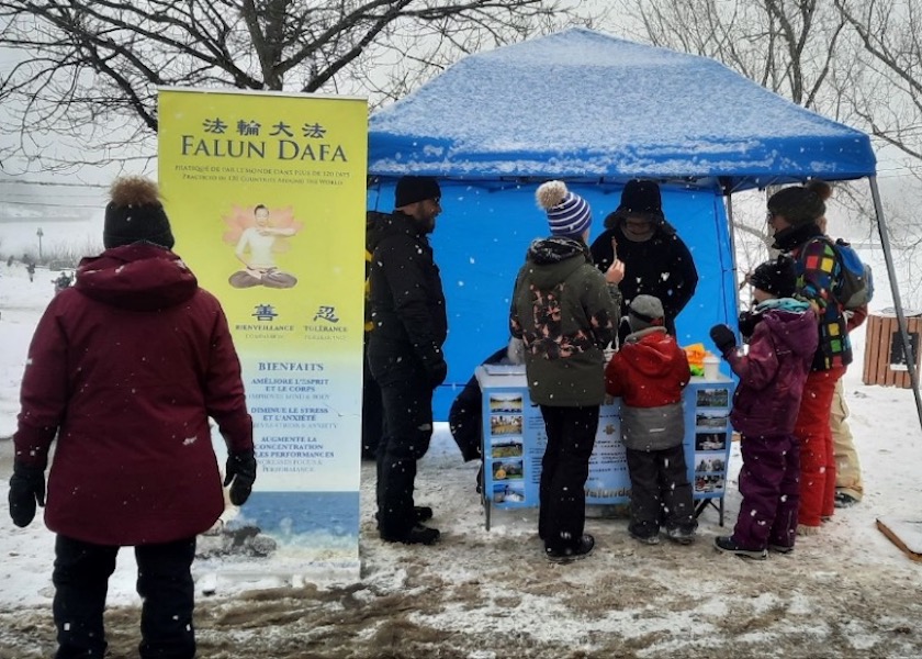 Image for article Sherbrooke, Kanada: Kış Festivali'nde Falun Dafa Tanıtımı