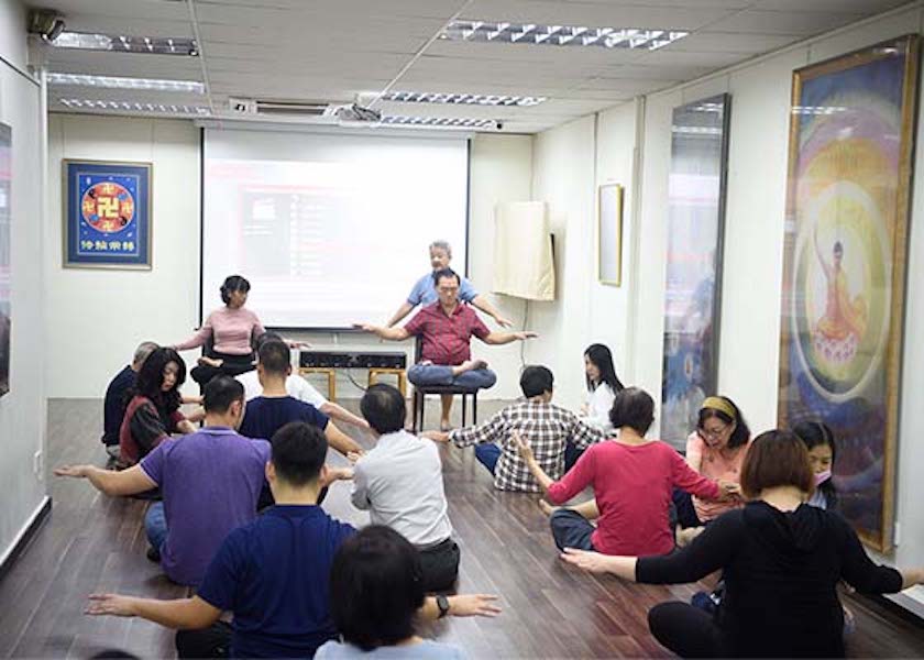 Image for article Singapur: Dokuz Günlük Falun Dafa Semineri Katılımcısı, Egzersizleri Öğrenirken Mutlu ve Huzurlu Hissediyor