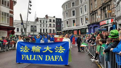 Image for article İrlanda: Cork ve Limerick'teki St. Patrick Günü Geçit Törenlerine Falun Dafa'da Katıldı