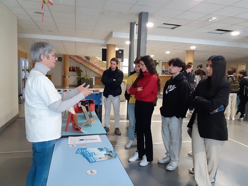 Image for article Fransa: Falun Dafa Lise Öğrencilerine ve Öğretmenlerine Tanıtıldı