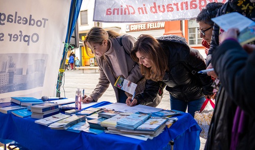 Image for article Mannheim, Almanya: İnsanlar Falun Gong'a Yapılan Zulmün Sonlandırılması İçin Dilekçe İmzaladı