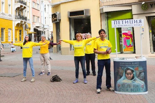 Image for article Bulgaristan: Sakinler ve Turistler Falun Dafa ve Çin'de Ona Karşı Yapılan Zulmü Öğrendi
