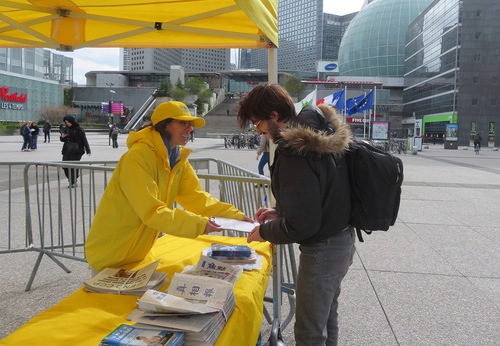 Image for article Fransa: ÇKP'nin Zulmünü Ortaya Çıkarma Etkinliği Sırasında Halk Falun Dafa'ya Destek Verdi