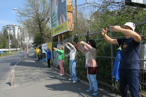 Image for article Romanya: Uygulayıcılar Falun Dafa Hakkındaki Gerçekleri Yaydılar ve Halktan Destek Kazandılar