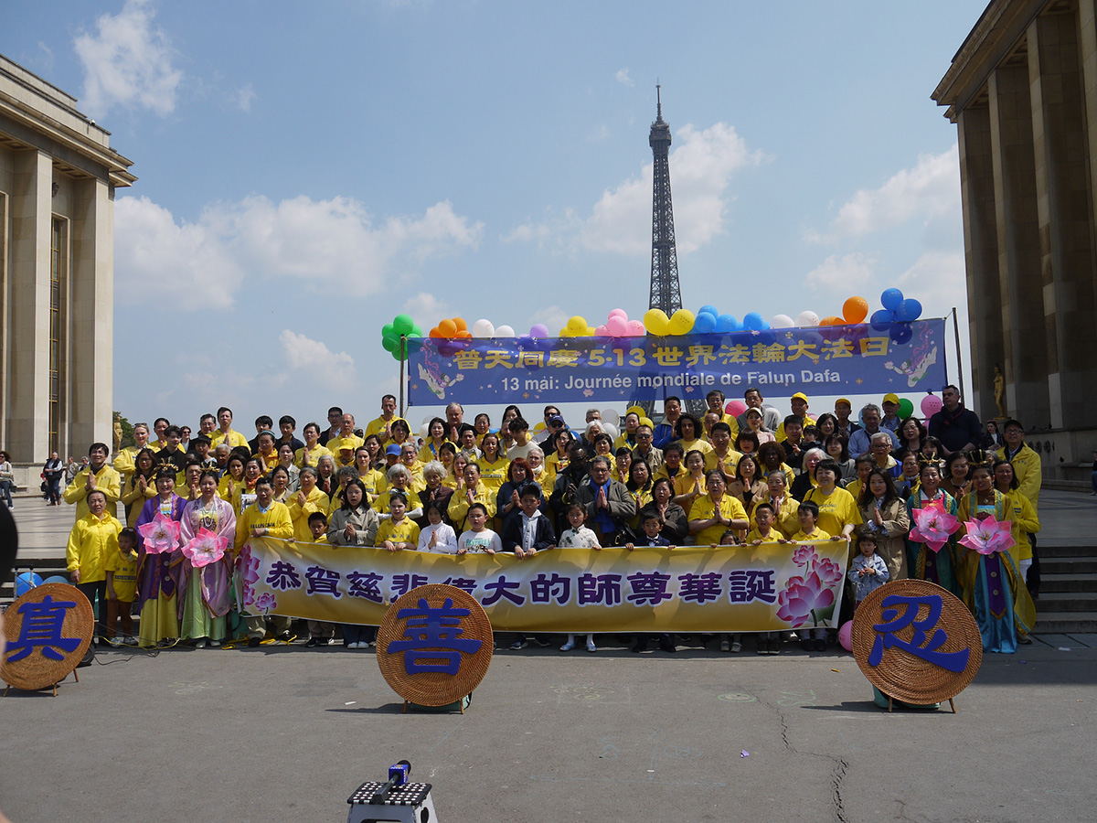 Image for article Paris, Fransa: Fransız Uygulayıcılar Dünya Falun Dafa Gününü Kutladılar