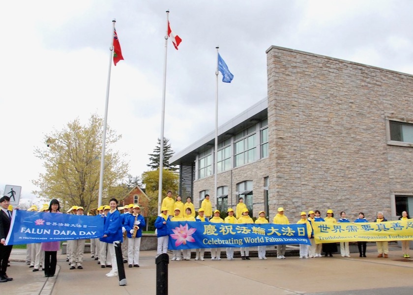 Image for article Kanada Kasabası Falun Dafa Gününü Kutlamak İçin Falun Dafa Bayrağını Göndere Çekti—Belediye Başkanı: 