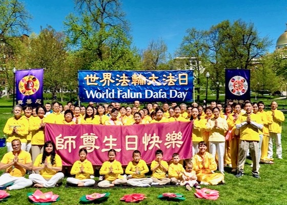Image for article Boston: İnsanlar Dünya Falun Dafa Günü'nü Kutlamak İçin Uygulayıcılar Tarafından Düzenlenen Faaliyetleri Seviyor
