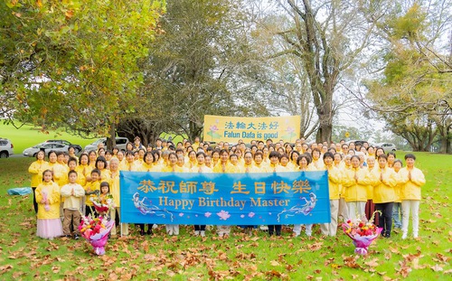 Image for article Yeni Zelanda: Falun Gong Uygulayıcıları Dünya Falun Dafa Günü'nde Saygılarını İfade Ettiler