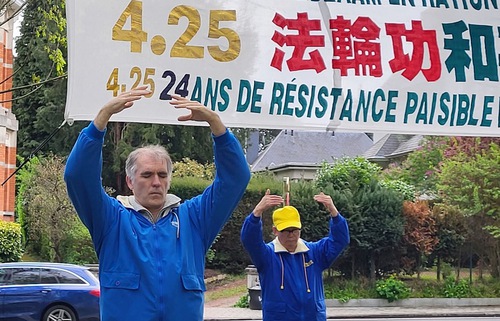 Image for article Belçika: Uygulayıcılar Çin Büyükelçiliğindeki Protesto Sırasında 25 Nisan Çağrısının Barışçıl Ruhunu Sürdürdüler