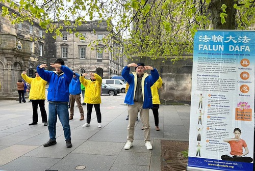 Image for article İskoçya: Uygulayıcılar Dünya Falun Dafa Gününü Kutlamak İçin Faaliyetler Düzenledi