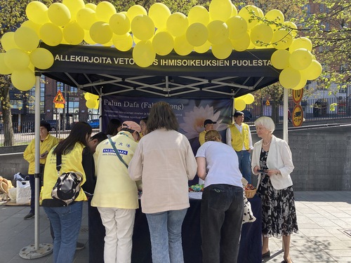 Image for article Finlandiya: Uygulayıcılar Dünya Falun Dafa'yı Kutlarken, Helsinki'deki İnsanlar Desteklerini Gösterdi