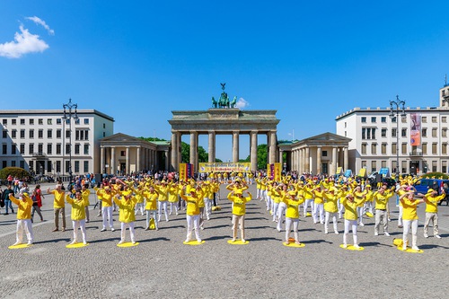 Image for article Berlin'deki Falun Dafa Günü Kutlamaları Sırasında İnsanlar Falun Dafa'nın İlkelerini Övdü: 