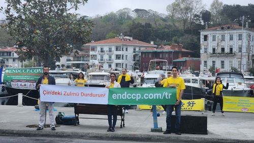 Image for article İstanbul, Türkiye: Uygulayıcılar “25 Nisan” Başvurusunu Anmak İçin Barışçıl Bir Etkinlik Düzenlediler
