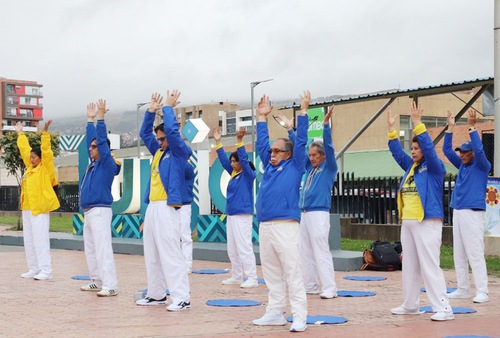 Image for article Kolombiya: İnsanlar Dünya Falun Dafa Günü'nü Kutlama Etkinliği Sırasında Falun Dafa'yı Öğreniyor