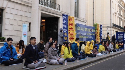 Image for article ​Birleşik Krallık: 25 Nisan Temyizinin Yıldönümünü İçin Çin Büyükelçiliği'nde Miting ve Mum Işığı Nöbeti Yapıldı