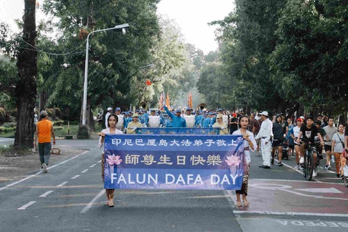 Image for article Bali, Endonezya: Uygulayıcılar Dünya Falun Dafa Günü'nü Geçit Töreni ile Kutladılar