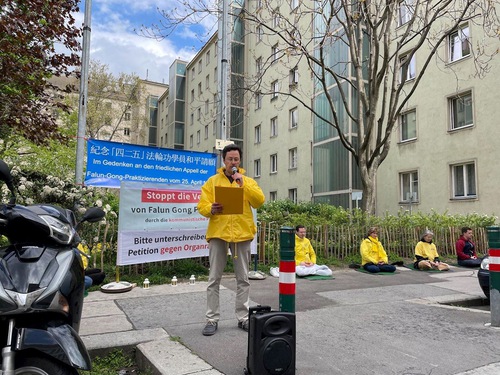 Image for article ​Viyana, Avusturya: Uygulayıcılar “25 Nisan” Çağrısını Anmak İçin Çin Büyükelçiliği Önünde Barışçıl Bir Protesto Düzenlediler