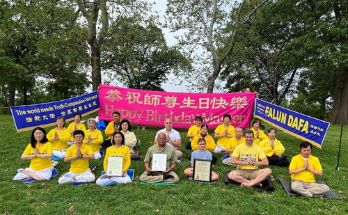 Image for article St. Louis, Missouri: Falun Dafa Uygulayıcıları Dünya Falun Dafa Günü'nü Kutladı