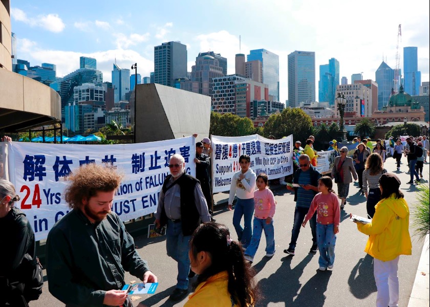 Image for article Melbourne, Avustralya: Uygulayıcılar 25 Nisan Barışçıl Protestosunu Pankart Duvarıyla Andılar