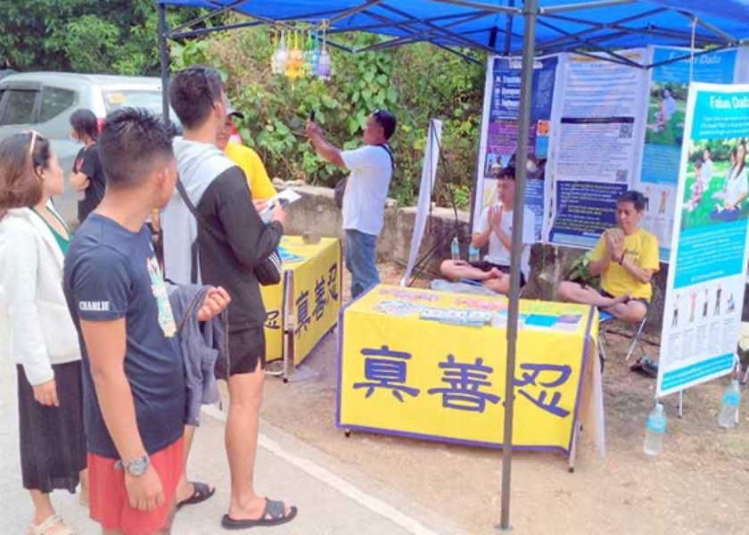 Image for article Filipinler: Turistik Yerlerde Halka Falun Dafa'yı Tanıtmak