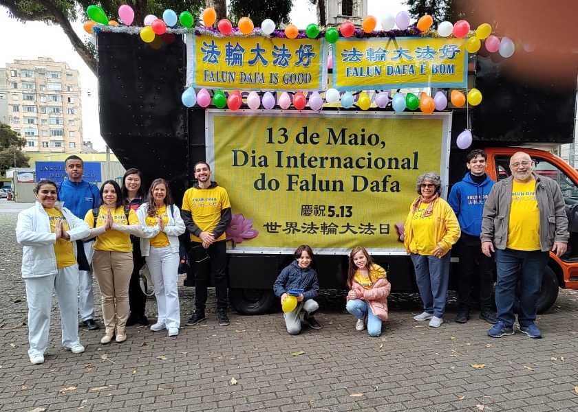 Image for article São Paulo, Brezilya: Uygulayıcılar Dünya Falun Dafa Günü'nü Kutluyor