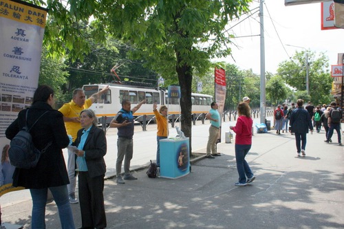 Image for article Bükreş, Romanya: Falun Dafa, Ahlakı Yükseltme Umudunu Getirdi