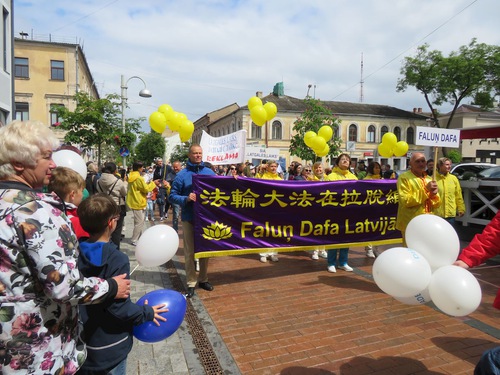 Image for article Letonya: Falun Dafa Uygulayıcıları Daugavpils Şehir Festivaline Katıldılar